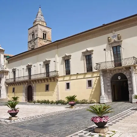 Ai Piedi Della Collina