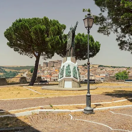 Ai Piedi Della Collina *