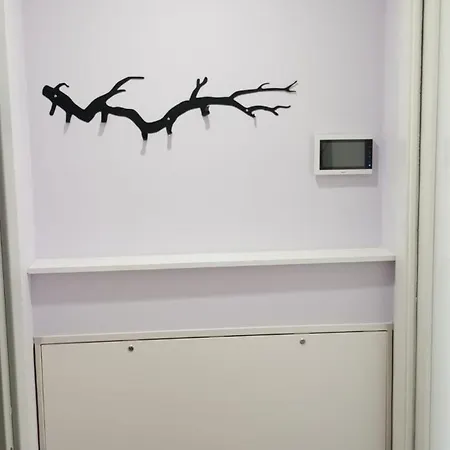 Ai Piedi Della Collina