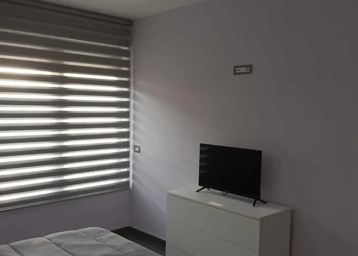 Ai Piedi Della Collina