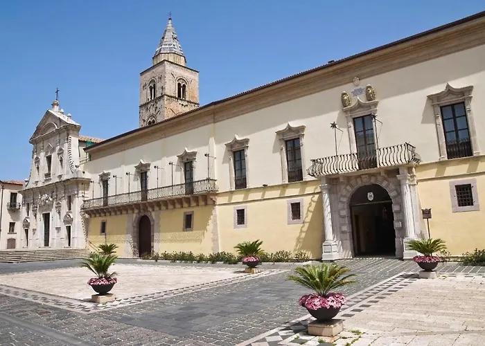 Ai Piedi Della Collina