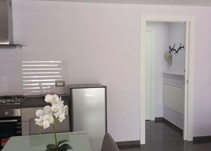 Ai Piedi Della Collina *