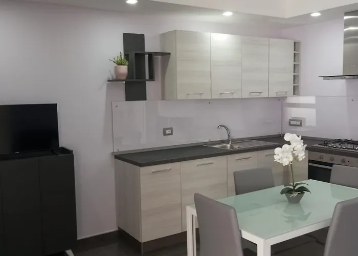 Ai Piedi Della Collina